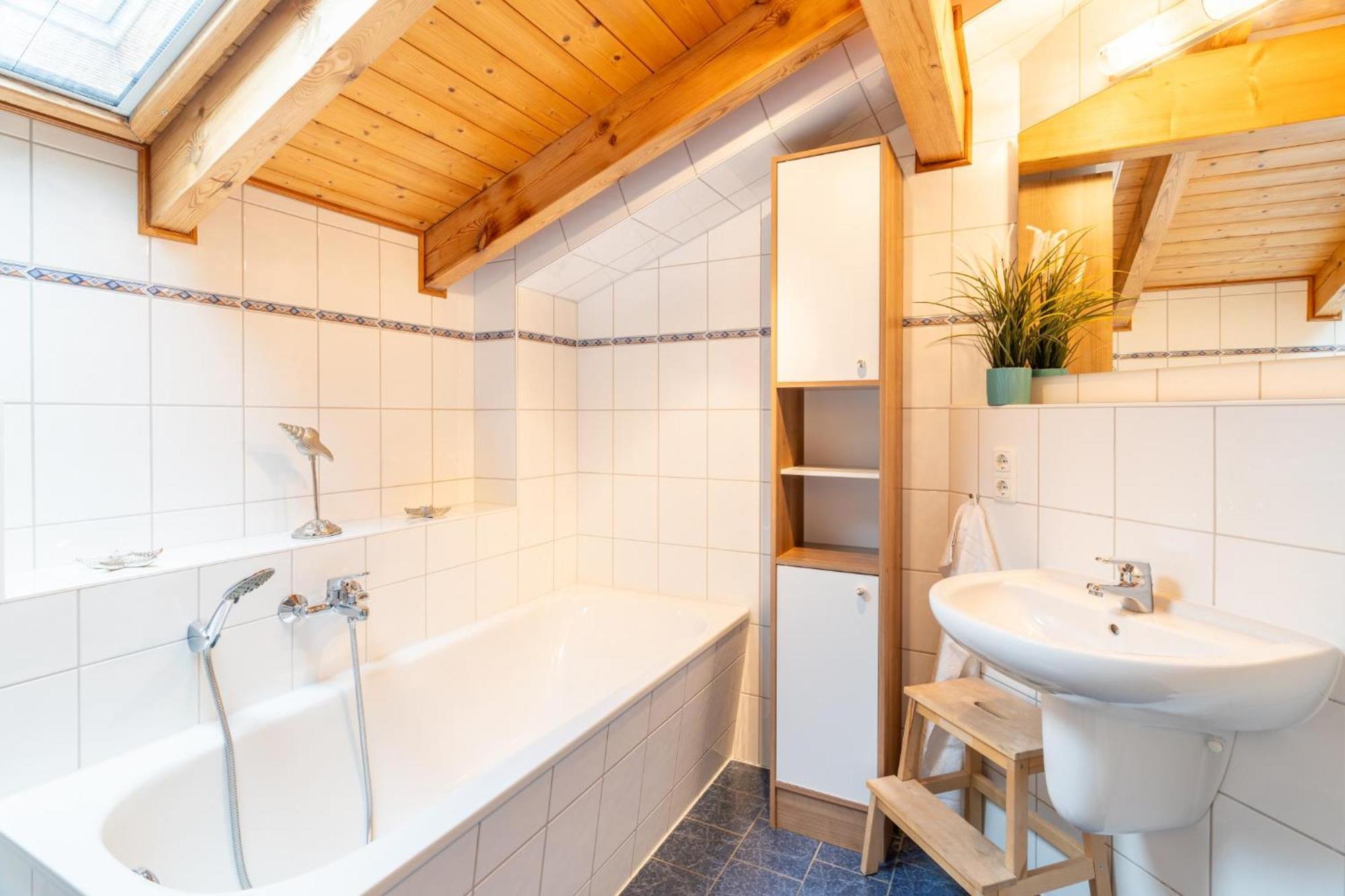 Schoene Fewo Mit Badewanne, Geschuetzter Dachterrasse Und Wlan Villa Heringsdorf  Exterior photo